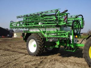 Sprayer equipped with a hydraulic system