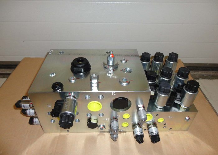 hydraulic manifold equipped with sensors and valves