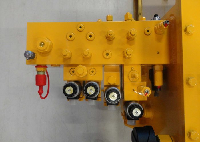 Hydraulic manifold with valves and sensors, part of the hydraulic system of a spreader for a harbour loading system