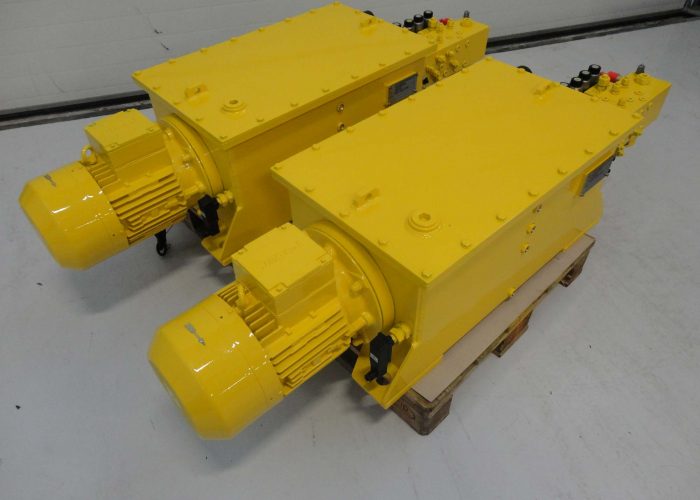 Hydraulic system for spreaders used in harbour loading systems
